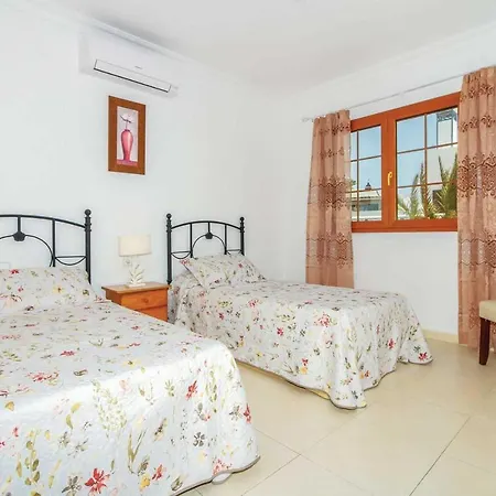 فيلة Puerto Del Carmen Sleeps 6 Air Con Wifi *