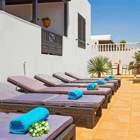 Puerto Del Carmen Sleeps 6 Air Con Wifi